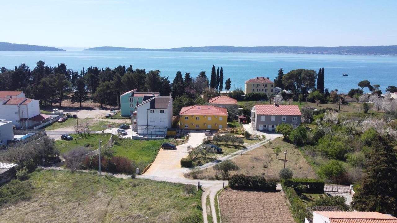 Spacious Apartment Close To The Sea In Split Area Kastela Exterior photo